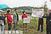 大戸川下流域を視察する「大戸川の治水を考える学習会」参加者ら写真