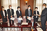 滋賀県知事に申し入れる日本共産党滋賀県議団ら写真