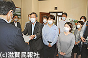 「明るい滋賀県政をつくる会」署名提出写真