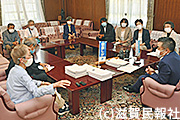 滋賀県知事に要請する「志賀日赤を守る会」写真