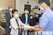 要望書を提出する日本共産党滋賀県議団写真