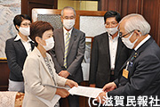 県議会議長に抗議、申し入れる日本共産党県議団写真