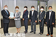 「重点政策要望」を提出する日本共産党大津市議団写真