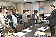 滋賀県に申入れる新婦人役員ら写真