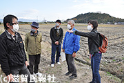 大型ゴミ焼却場建設予定を調査する日本共産党議員ら写真