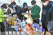コロナ禍の学生に無料で食料を配布する「フードバンクしが」写真
