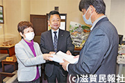 署名を提出する日本共産党の各氏写真