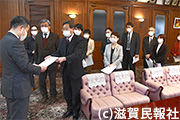 知事に要請する「明るい滋賀県政をつくる会」写真