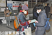 日本政府の核兵器禁止条約参加を求める署名行動写真