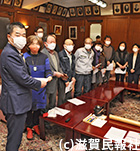 知事に要請する滋賀県商工団体連合会と業者ら写真