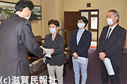 要望書・署名を提出する日本共産党滋賀県議団写真