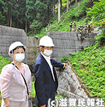 砲弾の着弾現場を視察する福井、森脇両高島市議写真