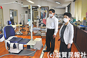 滋賀県歯科医師会口腔衛生センターを視察する節木、杉本両県議写真