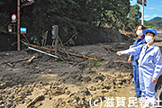 崩れた土砂で埋まった国道を見る日本共産党県議ら写真