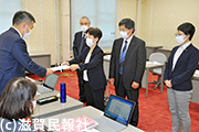滋賀県知事に要望する日本共産党県議団写真