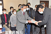 署名を提出する「明るい滋賀県政をつくる会」写真
