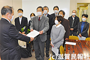 県に要請書を提出する「明るい滋賀県政をつくる会」写真