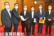 政治倫理審査会の審査を請求する滋賀県議会4会派の代表写真
