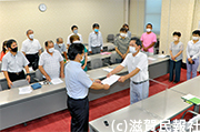 支援を求める要請書を提出する滋賀県商工団体連合会写真