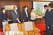 議長に申し入れる日本共産党県議団写真