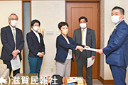 知事に2023年度予算要望書を手渡す日本共産党県議団写真