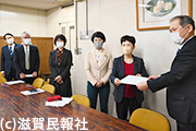 緊急要望書を手渡す日本共産党滋賀県議団ら写真