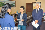 滋賀県に要望書を提出する日本共産党県議団写真