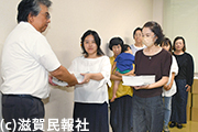 東近江市教育委員会に署名を手渡す「親の会」写真