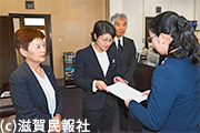 知事に申入れる日本共産党滋賀県委員会写真
