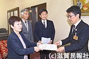 2024年度予算要望書を手渡す日本共産党写真