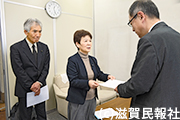 「政倫審」設置を求め要請書を手渡す日本共産党県議団写真