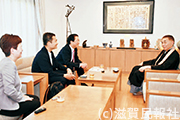 三井寺で懇談する各氏写真