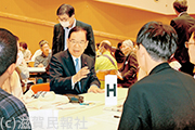 参加者と懇談する志位氏写真
