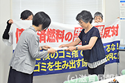 要請書を手渡す「避難計画を案ずる関西連絡会」写真