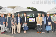 乗合タクシーの出発式で「足の会」の人たちと日本共産党・岸本市議写真