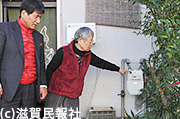 大津市営住宅石山団地ガス漏れで点滅していたメーターと立道氏と住民写真
