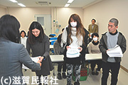 県に署名を提出する聾話学校保護者ら写真