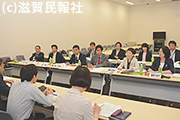 政府交渉する日本共産党の大門、佐藤両氏ら写真