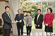 三日月知事に2017年度予算「重点政策要望」を提出する日本共産党写真
