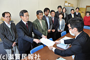 滋賀県議会に署名を提出する「県民要求実現滋賀県実行委員会」写真