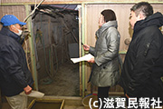 養鶏農家を訪問する日本共産党県議ら写真