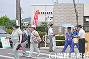 タカタ彦根製造所前で宣伝する滋賀県労連役員ら写真