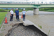 崩落が進んだ高時川（長浜市湖北町）護岸を見る日本共産党の各氏写真