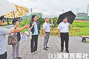 草津市立プール予定地を視察する日本共産党の県議ら写真