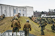 市街地訓練場内の敵を攻撃する米海兵隊員と自衛隊員写真