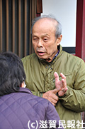 町民と話す西沢氏写真