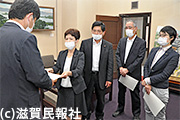 滋賀県に緊急提案を提出する日本共産党県議団写真