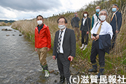 野洲川と杣川の合流点を視察する日本共産党写真