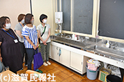 草津養護学校の教室を見るPTA役員ら写真