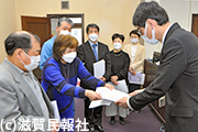 県に要望書を提出する滋賀県商工団体連合会写真